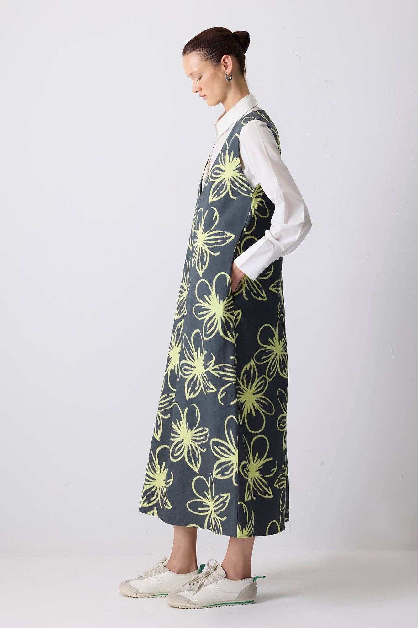 Patterned Pinafore Dress in Anthracite by Muserobe, back view