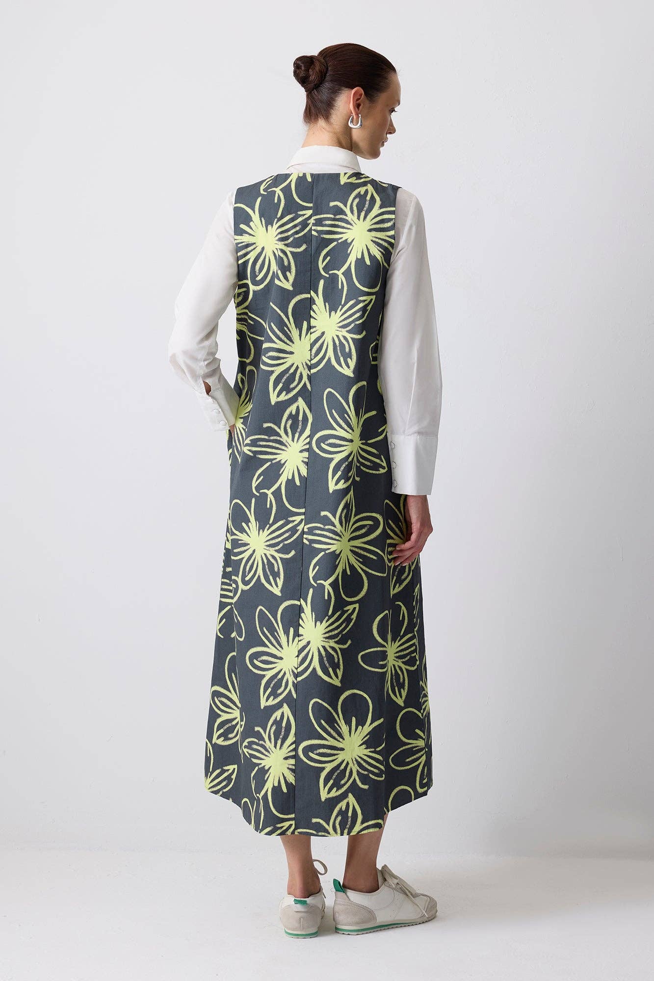 Patterned Pinafore Dress in Anthracite by Muserobe, fabric and fit detail