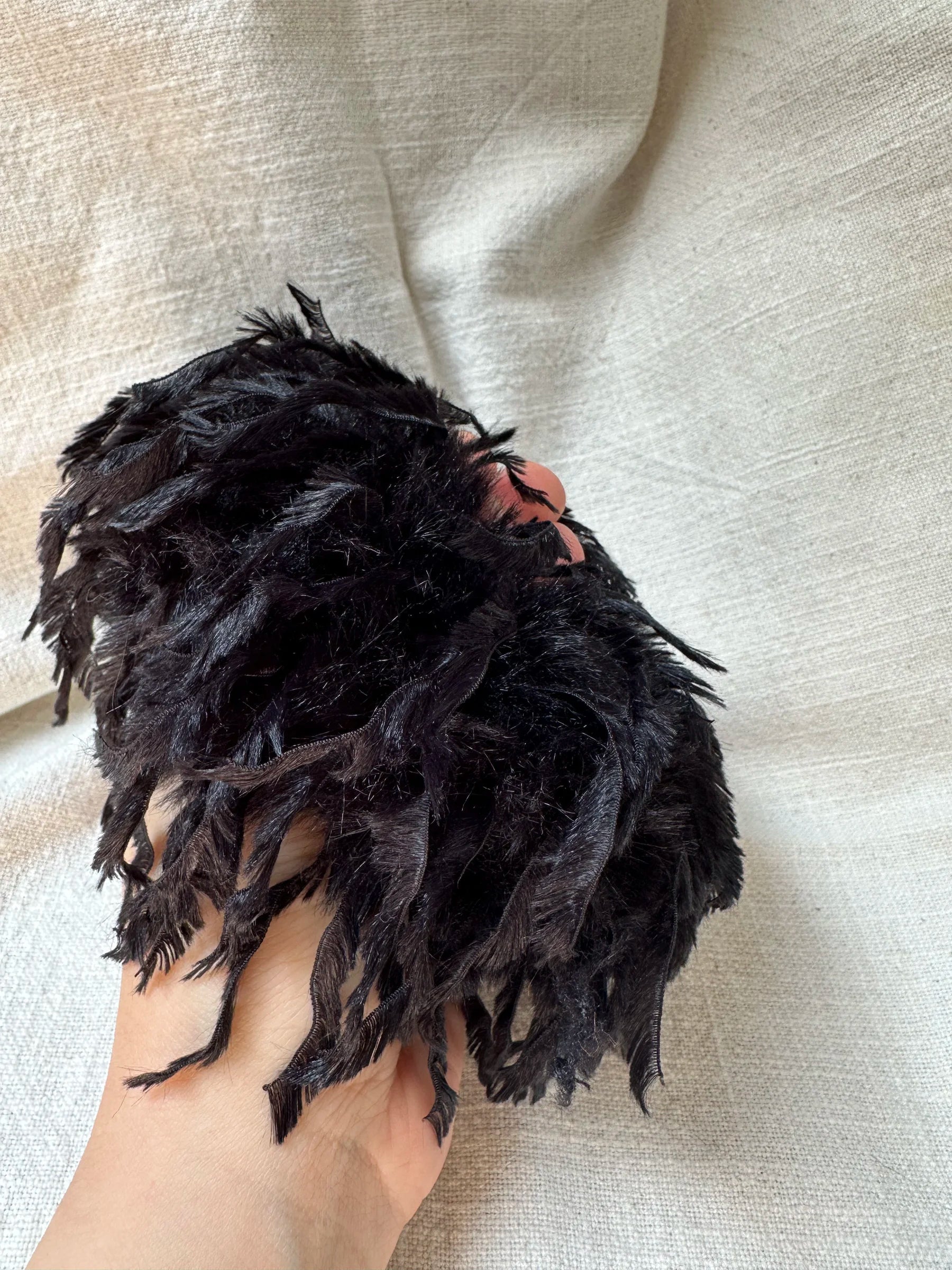 Feder-Look Haargummi - Schwarz