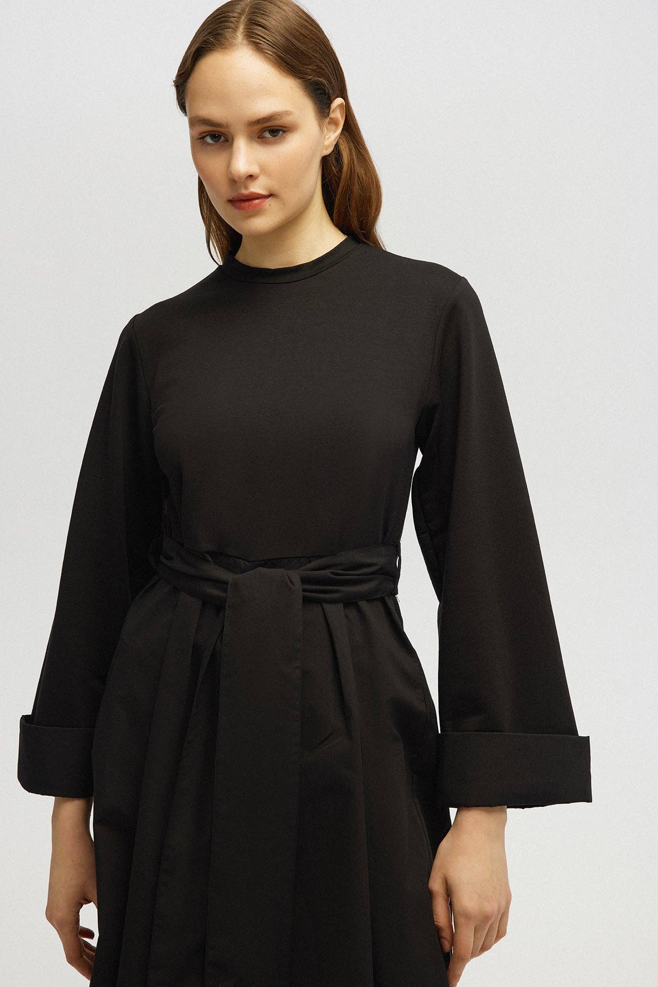 Jumpsuit mit weitem Bein und Gürtel – Schwarz