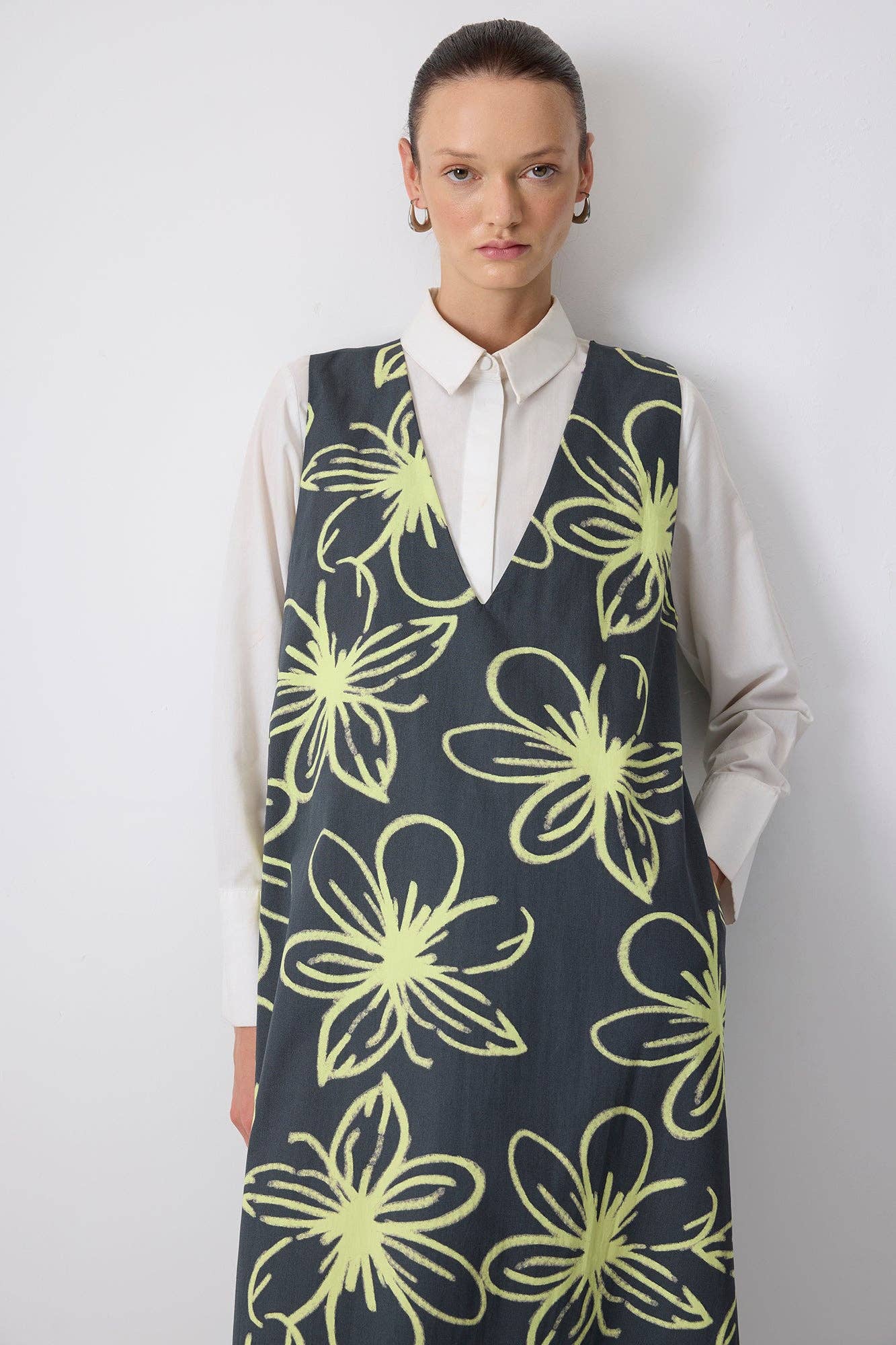 Patterned Pinafore Dress in Anthracite by Muserobe, side view