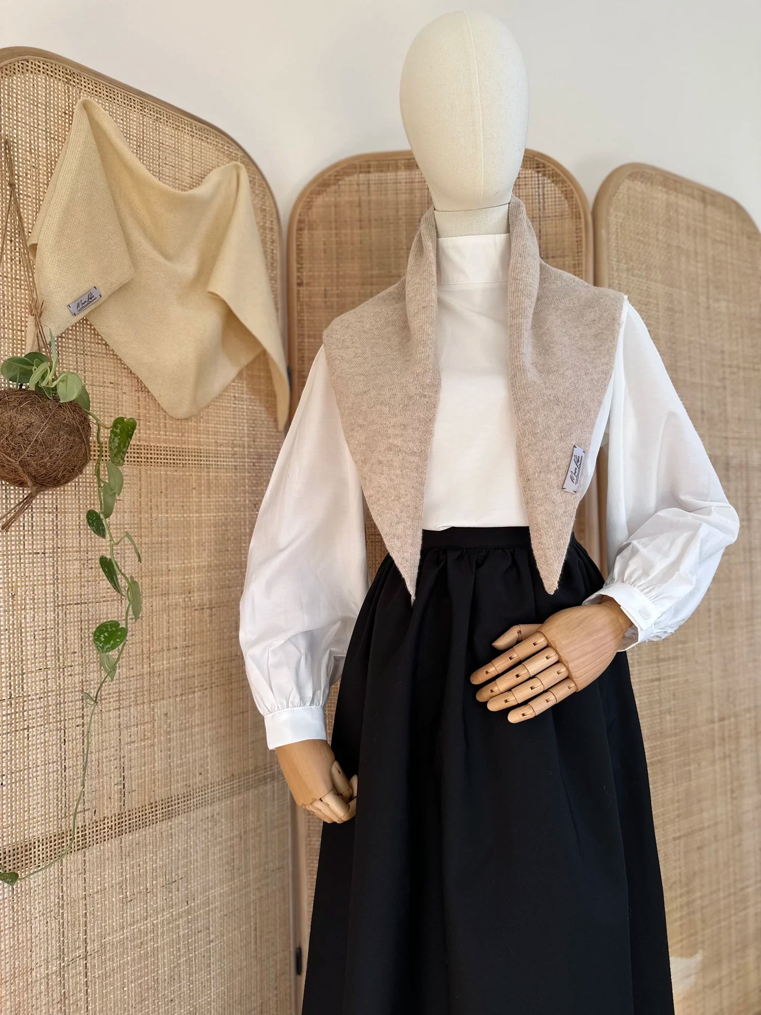 Dreiecksschal aus 100 % Wolle-Beige