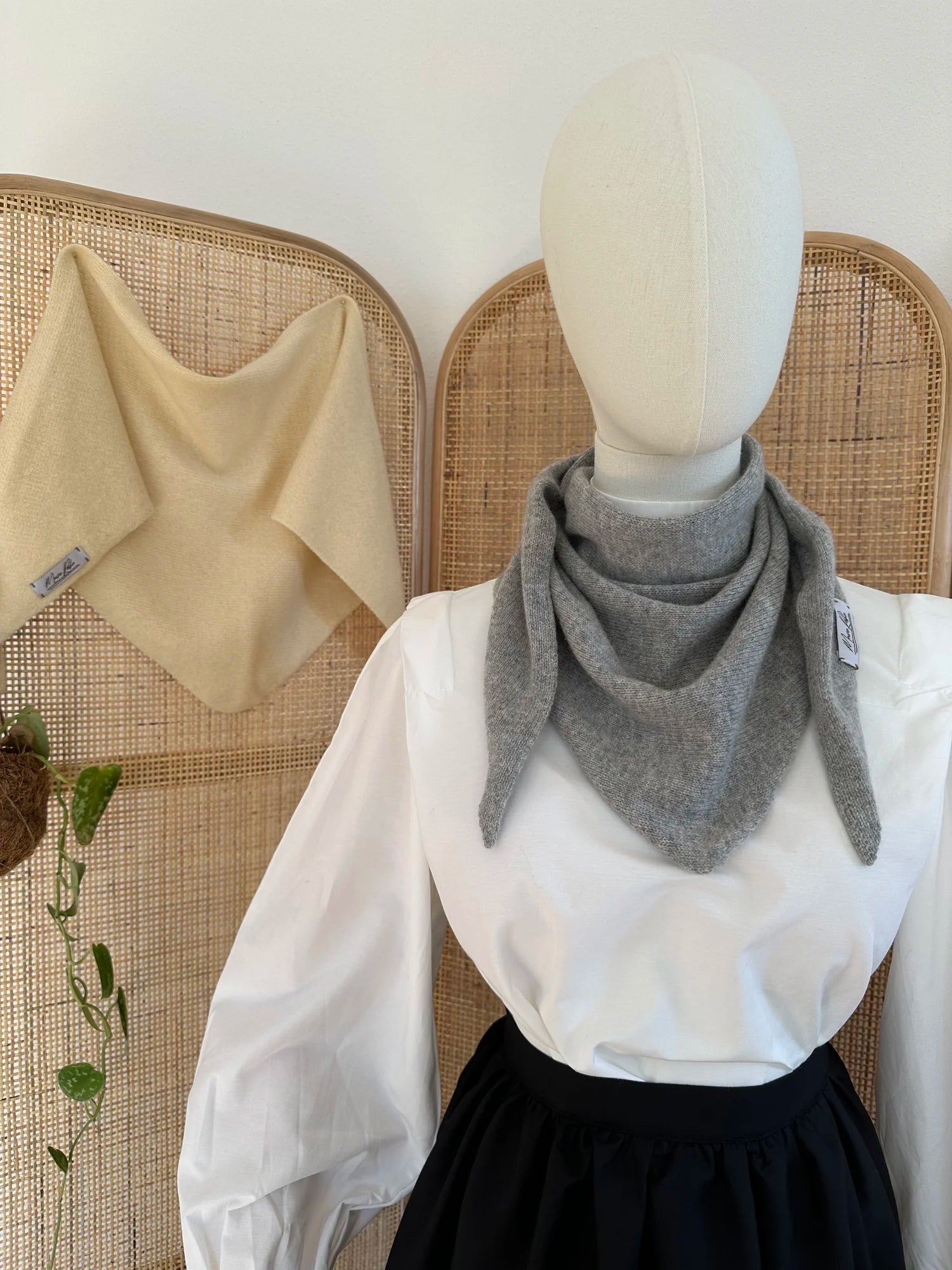 Dreiecksschal aus 100 % Wolle-Grau